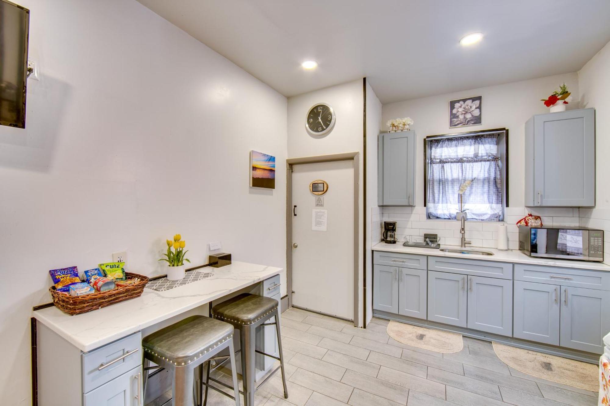 Hideaway With Yard About 2 Mi To Downtown Holiday home *