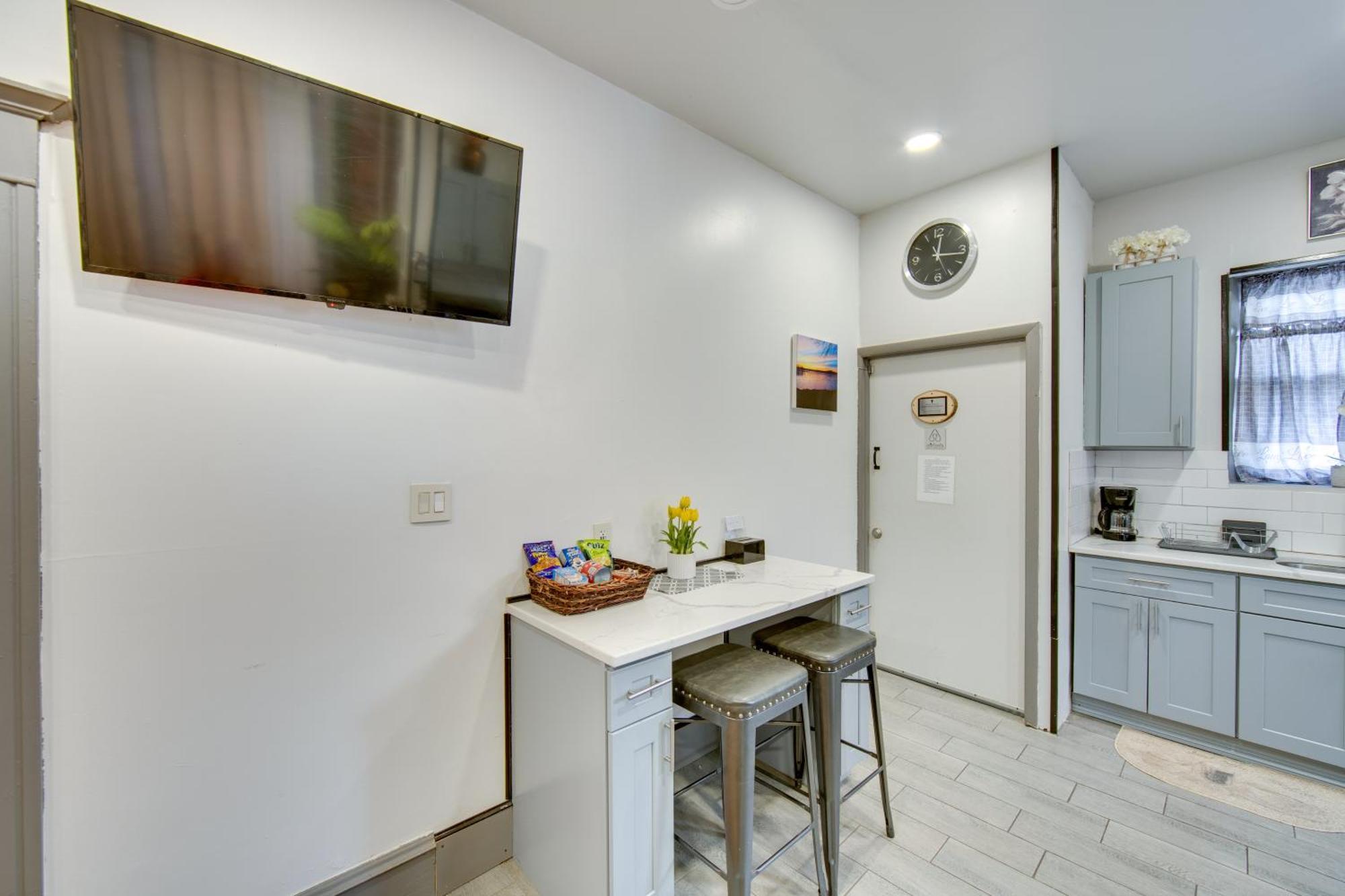 Hideaway With Yard About 2 Mi To Downtown Holiday home